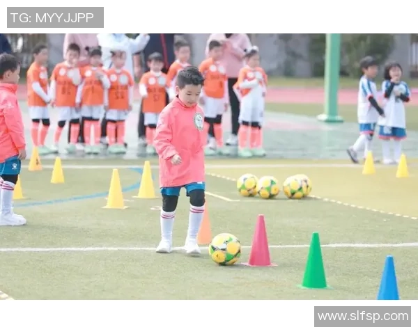 足球明星与孩子们的欢乐时光分享日常趣事与温馨瞬间 足球明星与孩子们的欢乐时光分享日常趣事与温馨瞬间