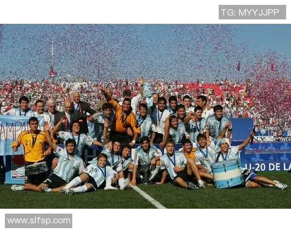 足球明星背后的大牌球迷们揭秘他们的热爱与支持之路 足球明星背后的大牌球迷们揭秘他们的热爱与支持之路