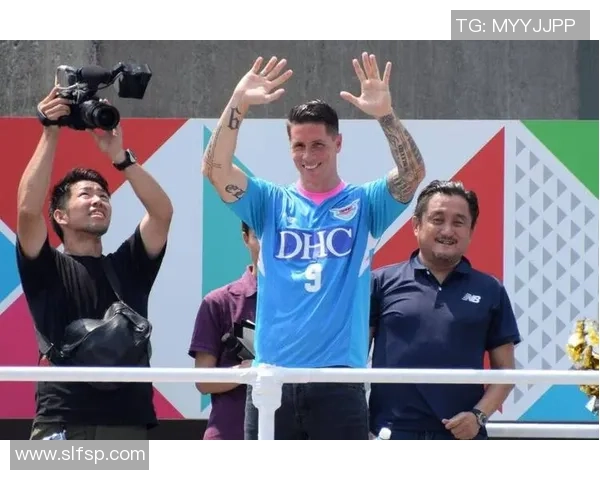 足球衣背后的故事揭秘45号足球明星的辉煌与奋斗之路 足球衣背后的故事揭秘45号足球明星的辉煌与奋斗之路